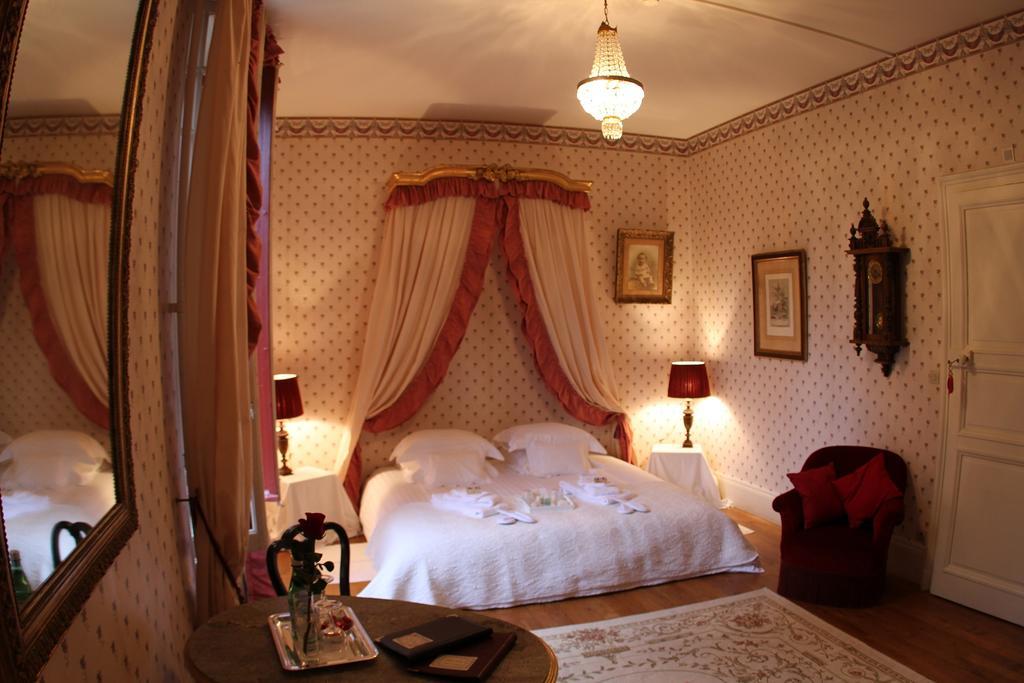 Chateau Du Breuil Bed and Breakfast Gevrolles Rum bild