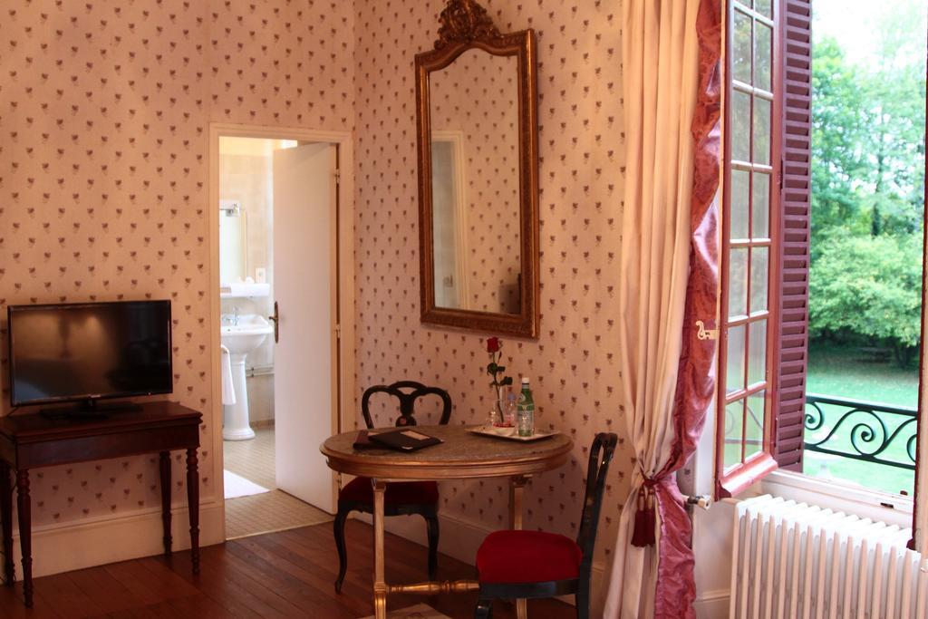 Chateau Du Breuil Bed and Breakfast Gevrolles Rum bild