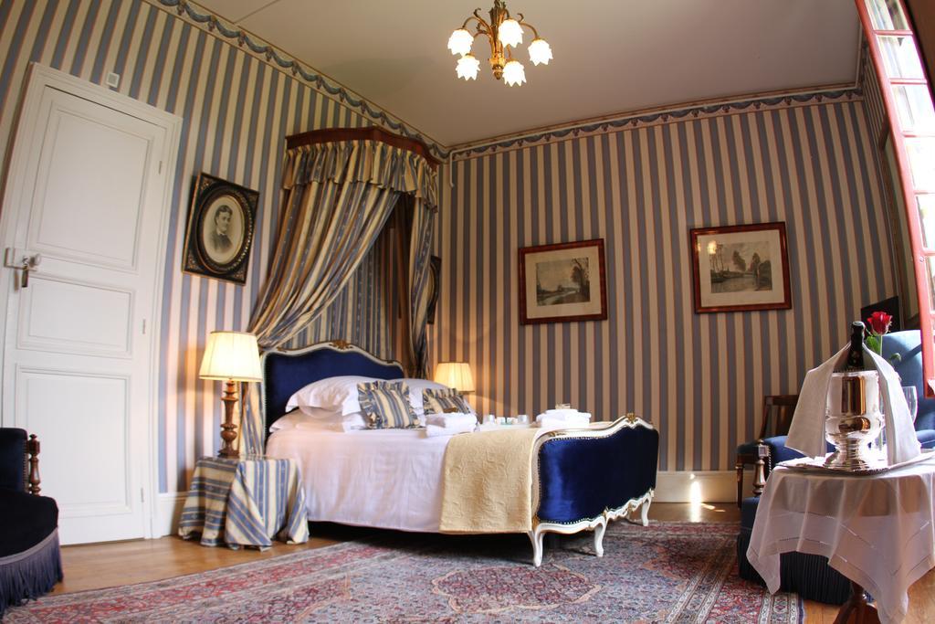 Chateau Du Breuil Bed and Breakfast Gevrolles Rum bild